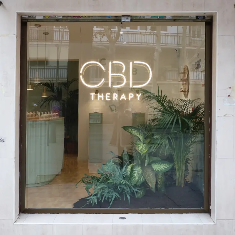 Escaparate de tienda de CBD en Madrid Greenery 420.