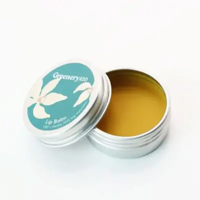 Bálsamo labial enriquecido com CBD ou bálsamo labial. O melhor produto para os seus lábios.