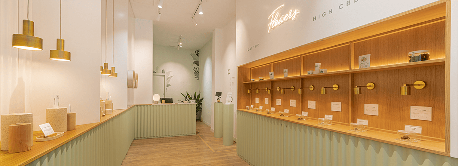 Tienda de CBD Greenery 420: Una de las tiendas de CBD de Madrid de entre las 30 tiendas repartidas por toda España. Varios productos de Greenery 420 expuestos en la tienda