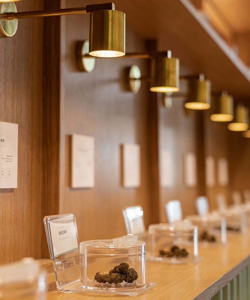 Flores de CBD en los expositores de una tienda de Greenery 420 en Madrid, Barcelona, Valencia, Sevilla, Zaragoza, BIlbao, Cádiz, Galicia, Baiona, A Coruña, Ponferrada, Retiro, Alcobendas, Alicante