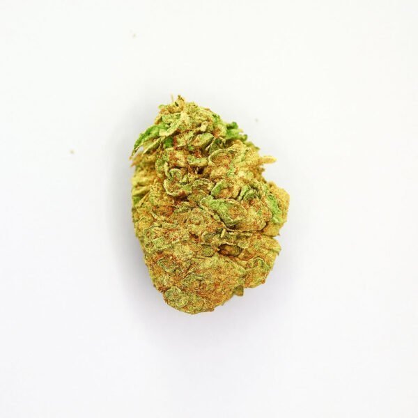 Cogollo de CBD variedad Og Kush sobre fondo blanco.