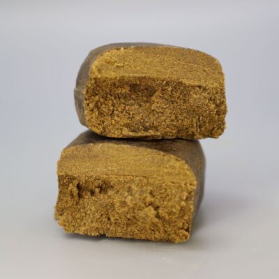 imagem sobre fundo cinza de CBD Hash Jackpot Strawberry 3x filtrado por Greenery420