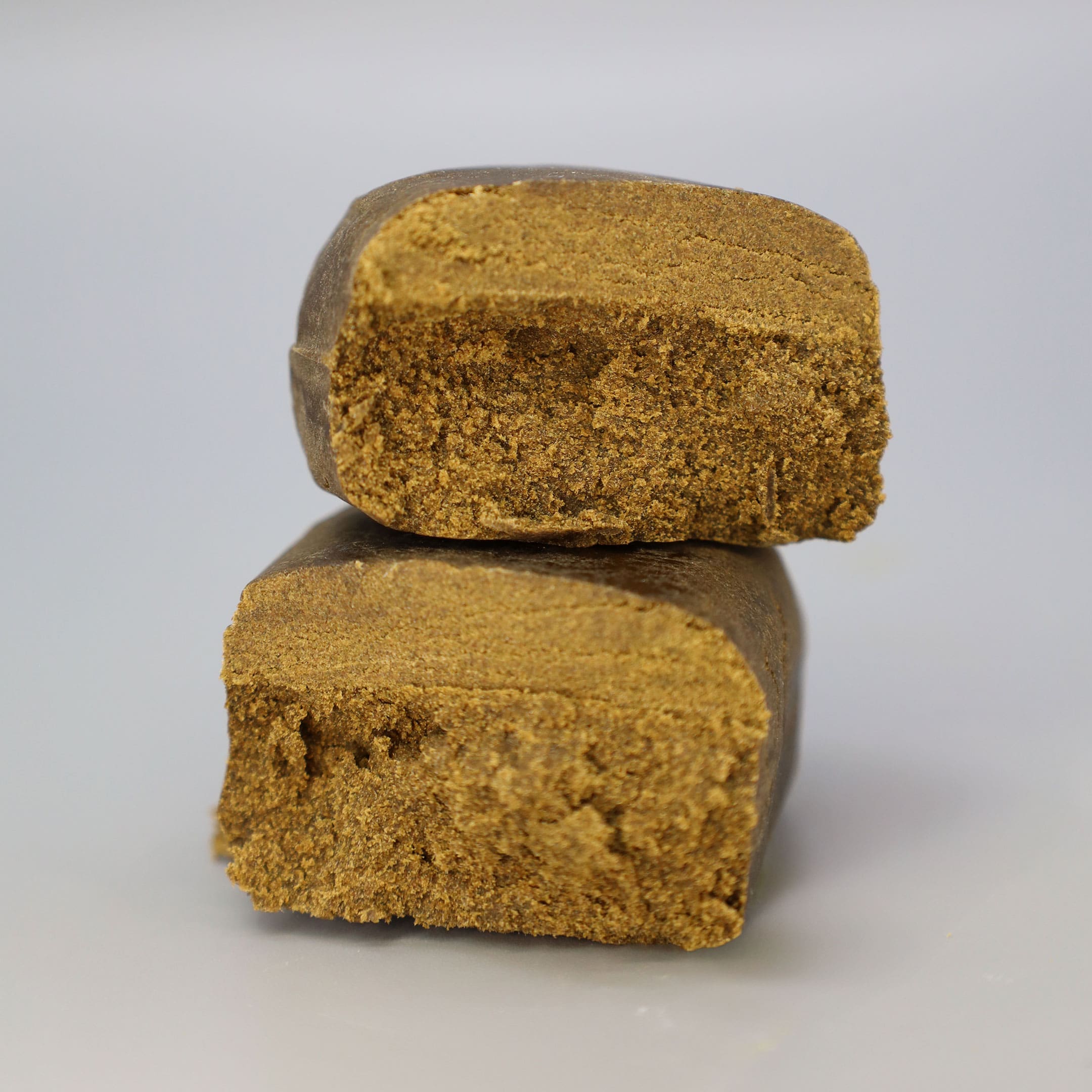 imagem sobre fundo cinza de CBD Hash Jackpot Strawberry 3x filtrado por Greenery420